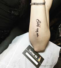 Kiểu xăm chữ đơn giản và nhẹ nhàng, điệu đà. XÄƒm Chá»¯ Love á»Ÿ Canh Tay Hinh XÄƒm Canh Tay Nam Ä'áº¹p Nháº¥t Top Tattoo Canh Tay Viá»‡c Sá»Ÿ Há»¯u Hinh XÄƒm Tren NgÆ°á»i Trong Thá»i Gian Gáº§n Ä'ay Khong