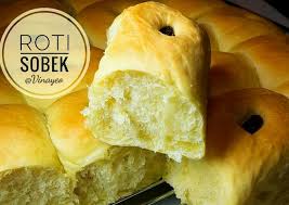 Jika kita biasanya hanya memadukan roti dengan mentega lalu ditaburi gula, kini ada satu cara yang lebih seru untuk teman kamu bersantai di rumah. Resep Roti Sobek Lembut Oleh Vinay89 Cookpad