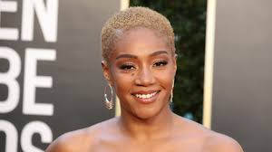 ¿puede describir a la mujer? Tiffany Haddish Debuts Blonde Buzz Cut At The 2021 Golden Globes See Photos Allure