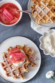 Rezept Fur Einfache Quarkwaffeln Mit Rhabarberkompott Und Vanillequark Hey Foodsister Rezept Quark Waffeln Rezepte Rhabarberkompott