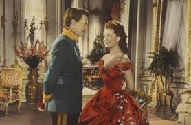 Młoda księżniczka elżbieta towarzyszy matce i siostrze na dworze austriackim. Steal That Style Romy Schneider The Fashionbrides