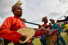 Alat musik ini dimainkan dengan cara ditiup yang mana penggunaannya hampir mirip dengan seruling. Perkembangan Alat Musik Gambus Di Nusantara