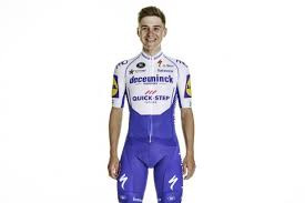 Une chute massive, cependant dans le dernier kilomtre, arda turan le carré cela permet julian alaphilippe de placer une attaque tranchante dans la dernire cte de la tour de france equipe quick step suivie seulement par. L Equipe Deceuninck Quick Step Presente Son Nouveau Maillot Pour 2020 L Equipe