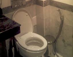 Örtchen alt liebe holz ein lizenzfreies stock foto von. Die Toilette Unter Dem Rand Reinigen So Bekommen Sie Den Toilettenrand Spulrand Im Wc Ganz Einfach Wieder Sauber