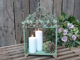 schonen abend mit kerze laterne windlicht und blumen rosendekor chic antique laterne