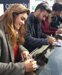 Operación Triunfo' desata la locura: multitudinaria firma de discos y  próxima gira