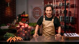 I sveriges mästerkock, som bygger på det internationella formatet masterchef, följer man svenska amatörkockar när de tar steget ut från sitt eget kök till att laga mat på toppnivå. Sveriges Masterkock Efter Stangning