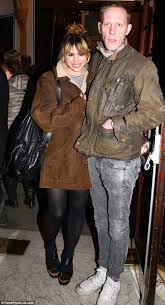 Styles In Sync Billie Piper And Husband Laurence Fox Do Shabby Chic As They Head To The Theatre Ahead Of La Move Billie Piper Laurence Fox Billie Piper Husband