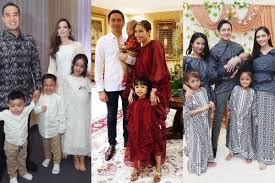 Dengan 3 orang anak tapi semenjak suamiku pergi dengan wanita laen praktis aku harus menjadi single parent tapi saat itu namun tanpa perduli segera yudi melepas kancing baju tidurku tak lupa bhku juga segera lolos dari tubuhku lantas dengan. 10 Inspirasi Ootd Keluarga Seleb Buat Kondangan Gak Cuma Batik