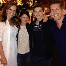 These Once Upon A Time Cast Photos Are Fairy Tale Perfect In 2020 Robbie Kay Once Upon A Time Robbie Kay Peter Pan