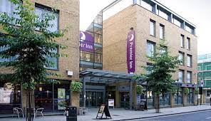 The road has heavy traffic at all hours and is surrounded by large office buildings and other hotels. Gunstige Hotels Im Zentrum Von London Premier Inn