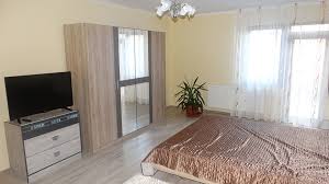 Apartamentul este complet renovat,inclusiv intalatia electrica,si este compus din hol la intrare,bucatarie, sufragerie. Apartament 1 Camera De Inchiriat Str Lacramioarelor Oradea