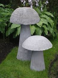 Toadstools To Topiaries 11 Creative Mushroom Projects For Your Garden Gartenprojekte Betongarten Garten Beton