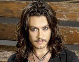 1979 doğumlu olan rock müzisyeni, 2007 yılında vefat ettiğinde 28 yaşındaydı. Baris Akarsu Kimdir Nereli Boyu Kac Yasinda Oldu