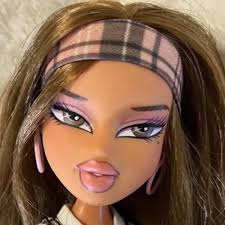 Ella Vasquez 🥑 (@ellanazaria)