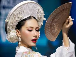 Hoa hậu Bùi Quỳnh Hoa 'nhập đồng' khi diễn thời trang Thoải mộng