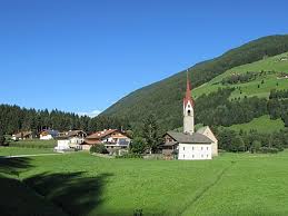„hinterm klopf und dann weiter!mit „klopf meinen wir den felsen unter der imposanten burg in sand in taufers, der sich wirklich nicht übersehen lässt: Ahrntal Wikiwand