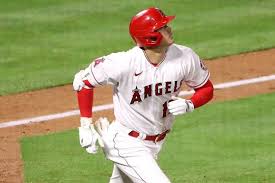 Shohei ohtani height is around 6 feet 4 inches tall and his body weight is 92 kilograms. Shohei Ohtani Takes Off His Hat On The Masterpiece No 1 And 2 Runs Anyone Knows How Powerful Full Count Archyde