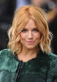 Sienna Miller 9365525 Original Lightbox Jpg 1407 2000 Mit Bildern Frisuren Dirndl Frisuren Mittellange Haare Haarfarben