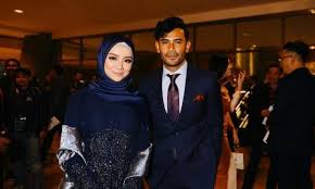 Selepas dua tahun kami bertunang tapi saya tak nampak arah ke alam perkahwinan. Peminat Tuduh Remy Ishak Angau Dengan Mira Filzah