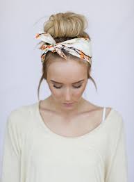 Effektvolle Frisuren Mit Haarband Verbreiten Charme Und Freude Im Winter Charme Effektvolle Freude Frisuren Haa Haarband Frisur Frisur Mit Band Haarband