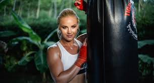 Valentina bullet shevchenko is a kyrgyzstani professional mixed martial artist and the ufc flyweight champion. Boj Valentiny Shevchenko Snova Otmenen Ej Vernuli Prezhnyuyu Sopernicu