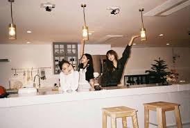 It has been a while since blackpink's rosé attended high school. Jennie Rose Lisa Ch Blackpink House Blackpink Blackpink Jisoo Blackpink Jennie