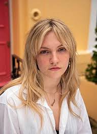 Eloise Lamb's Instagram, Twitter & Facebook