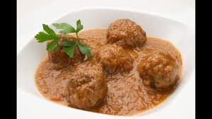 Las albóndigas en salsa es una receta muy creativa, ya que combina la elaboración de las albóndigas con carne picada con la mezcla de distintos tipos de salsa, según el gusto a lo largo de estas recetas aprenderás diferentes formas de elaborar este plato con la mejor salsa para albóndigas. Albondigas En Salsa Karlos Arguinano Youtube