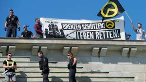 Sie ist teil eines europaweiten netzwerkes. Rechte Identitare Bewegung Besetzt Brandenburger Tor Politik