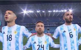 Pero la primera gran experiencia con la selección mayor de argentina.en las imágenes en redes sociales se ve cómo el 'papu' siempre es parte de las bromas, los bailes, las risas; El Papu Gomez Se Divirtio De Su Baja Estatura Canal 9 Televida Mendoza