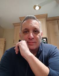 Hi everyone, I hope you're all doing well!** My name is Luis Pereira  Santos, I'm Portuguese with family roots in Goa and Damão. I'm currently  studying for my Master's degree in Geography