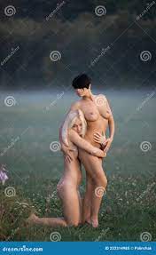 Dos Mujeres Desnudas Posando En Una Noche Nublada En El Campo Imagen de  archivo 