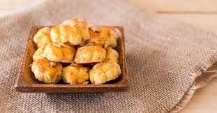 Malay traditional kuih are snacks that are easily cooked and prepared in a traditional way that has been passed down through the generations. Beli 15 Biskut Dan Kuih Raya Ini Online Di Malaysia 2021 Productnation
