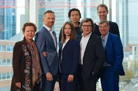 Bad banks dizisini 1080p, full hd olarak izle, oyuncuları, konusu ve tartışmalarıyla bilgi sahibi ol. Foto Des Tages Am Set Der Zweiten Bad Banks Staffel