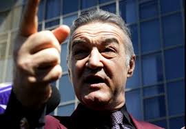 Ioan becali, cel mai important agent de jucători de după 1990, ulterior condamnat pentru diverse ilegalități făcute în fotbal, a fost invitat la „prietenii l. Gigi Becali Nervos DupÄƒ Victoria Cu DunÄƒrea CÄƒlÄƒraÈ™i
