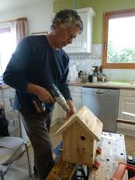 La structure de la cabane est réalisée en chevrons puis recouverte de planches de palettes, et le toit est réalisé avec des plaques composites imitation tuiles. Nichoir En Bois De Palette Notre Petit Jardin Breton