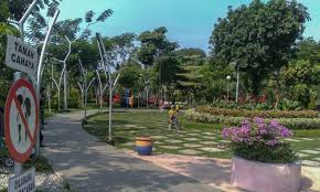 Kolam atau sungai yang berair jernih akan. 15 Taman Di Surabaya Yang Cocok Untuk Refreshing Java Travel
