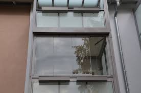 Sunflex Faltelemente In Grau Fur Balkon Rahmenlose Verglasungen Glasschiebetur Fenster Und Turen Terrassenverglasung