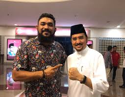 Asyraf wajdi bin dato' dusuki is: Controversial Blogger Papagomo Is Now Part Of The New Umno Youth Exco