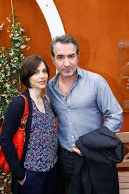 La championne de patinage artistique a donné naissance à son second enfant il y a un mois. Nathalie Pechalat Et Jean Dujardin Attendent Un Enfant Pour La Seconde Fois Depuis 2015