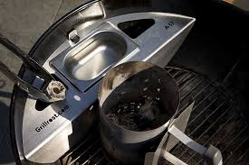 Kugelsmoker Geniales Feature Mit Dem Ihr Euren Kugelgrill Zum Watersmoker Umbauen Konnt Wir Haben Fur Euch Eine Detailliert Kugelgrill Grillen Grill Zubehor