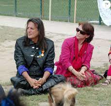 Pour ses enfants, il a choisi d'exiler sa famille. Francis Lalanne Il Prone La Paix La Ou S Insurge Rachida Dati Purepeople