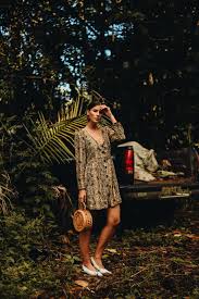 Kaum zwei kleidungsstücke passen im winter besser zusammen, als feminine kleider und klassische camel. Outfit Kleid Mit Schlangenmuster Im Sommer Kombinieren Fashiioncarpet