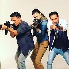 Polis evo 2 (pe2) telah pun mengaum di pawagam dan menyaksikan kutipan membanggakan selepas kemunculan pertama pada tahun 2015. Airasia Jadi Syarikat Penerbangan Rasmi Filem Polis Evo 2 Entertainment Rojak Daily