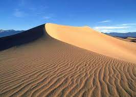 根据阿曼外交部的描述，与位于国徽中央的装饰用马衔相接著的阿曼匕首和两把交叠的阿拉伯弯刀 2 ，均象征著历史上当地人民所使用的武器 5 。 é˜¿æ›¼æ¦‚å†µé˜¿æ›¼äººå£ é¢ç§¯ é‡è¦èŠ‚æ—¥ä¸€è§ˆ æ–°åŽä¸è·¯