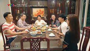 Ánh mắt thẫn thờ của ông sinh khi nghe con gái kể về bố nuôi với tình yêu vô bờ bến. Visvkpd Av2 Gm