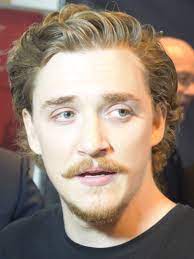 Perhaps best know for his role as cassidy beaver casablancas on the cw's lone hit series, veronica mars (2004), actor kyle gallner had been appearing in films and on television since his early adolescence. Kyle Gallner Wikipedia