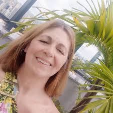 Segundo o jornalista Gabriel Perline da Contigo. A apresentadora Regiane  Tápias pediu demissão da TV Gazeta, ontem sexta-feira Regiane teve uma  conversa com a direção da TV Gazeta e manifestou desejo de