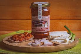 Vinete coapte, ardei copți, ceapă, ulei, suc de roșii, ardei iute, piper, sare. ZacuscÄƒ De Vinete Cu Ardei CopÈ›i È™i Pleurotus Gusturi ZacuÈ™te Sosuri Salate Din Camara Ro